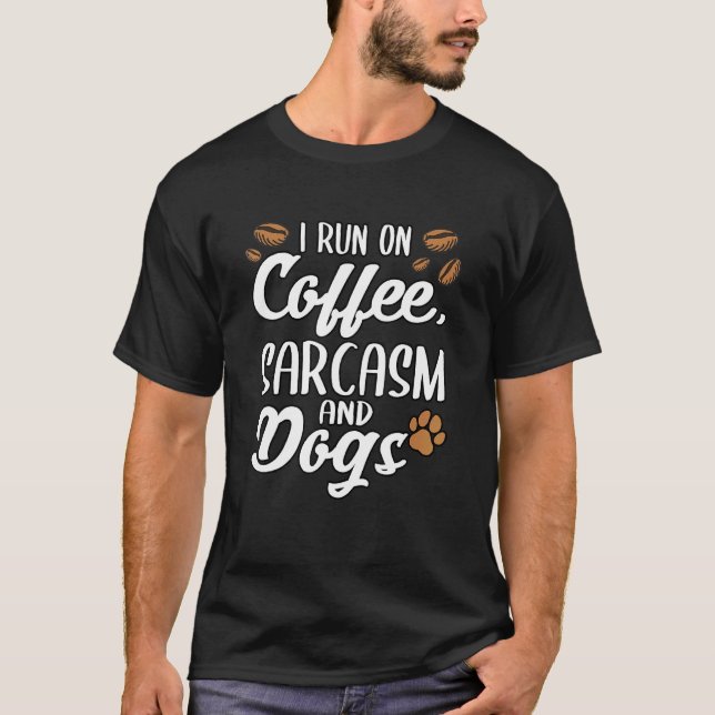 Camiseta Eu Corro No Café Sarcasmo E Cães Pupppy Paws (Frente)