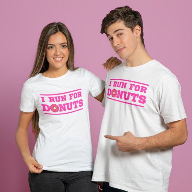 Camiseta Eu corro para rosquinhas cor-de-rosa. (Criador carregado)