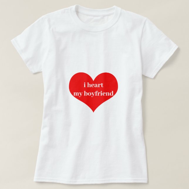 Camiseta Eu Corto Meu Namorado Adoro Coração Vermelho Român (Frente do Design)