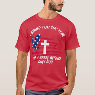 Camiseta Eu defendo a bandeira e o joelho diante de Deus qu