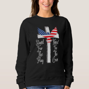 Camiseta Eu Defendo A Bandeira E O Kneel Para A Cruz De Nós