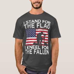 Camiseta Eu Defendo A Bandeira. Eu Me Ajoelho Para O Queda.