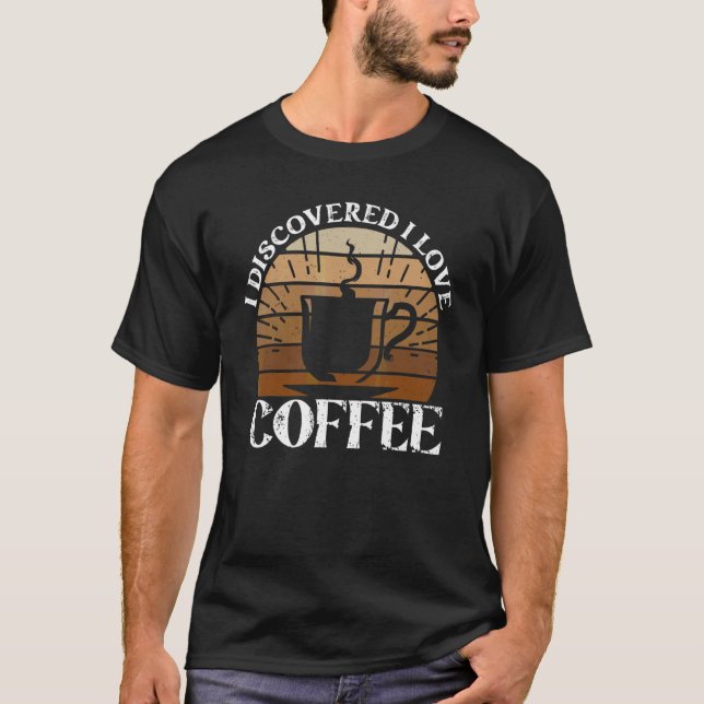 Camiseta Eu Descobri Que Amo Café  Café (Frente)