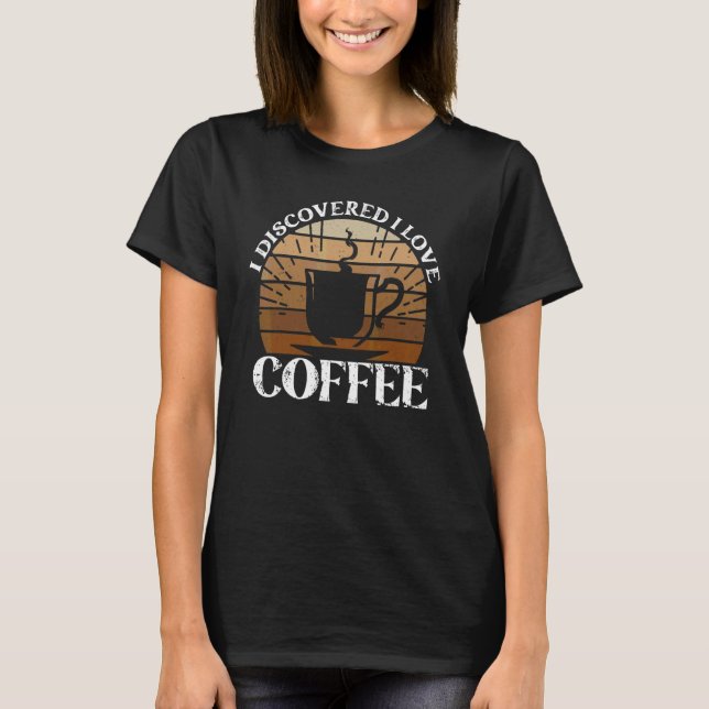 Camiseta Eu Descobri Que Amo Café  Café (Frente)