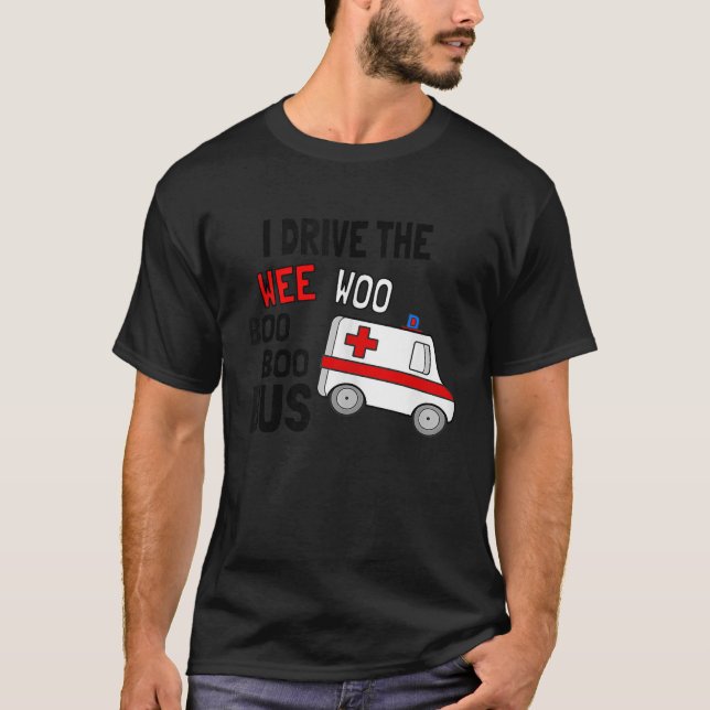 Camiseta Eu Dirigo A Ambulância Do Ônibus Da Weo Boo Engraç (Frente)