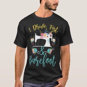 Camiseta Eu Dirigo Rápido E Pés Descalços Fazendo Costura D