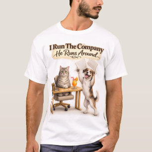Camiseta Eu Dirijo a Empresa Ele Corre Por aí Gato Cachorro