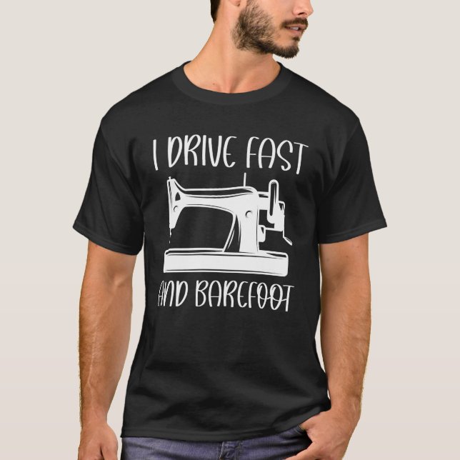 Camiseta Eu Dirijo Rápido E Descalço Engraçado (Frente)