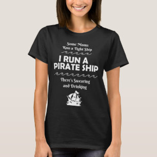 Camiseta Eu dirijo um Bebendo de navio pirata suando uma mã
