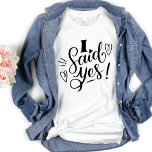 Camiseta Eu Disse Sim... Uma Despedida De Solteira Branca.<br><div class="desc">Design moderno bonito para a noiva ser. As palavras irrisórias dizem "Eu disse sim" e têm coração. Esta camisa deve ser notada num evento de solteira. Podem ser vestidos para janto de ensaio,  e juntamente com a sua festa de casamento.</div>