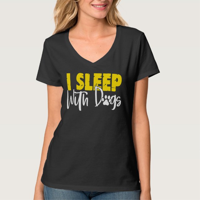 Camiseta Eu Durmo Com Cachorro (Frente)