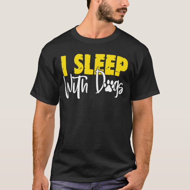 Camiseta Eu Durmo Com Cachorro (Frente)