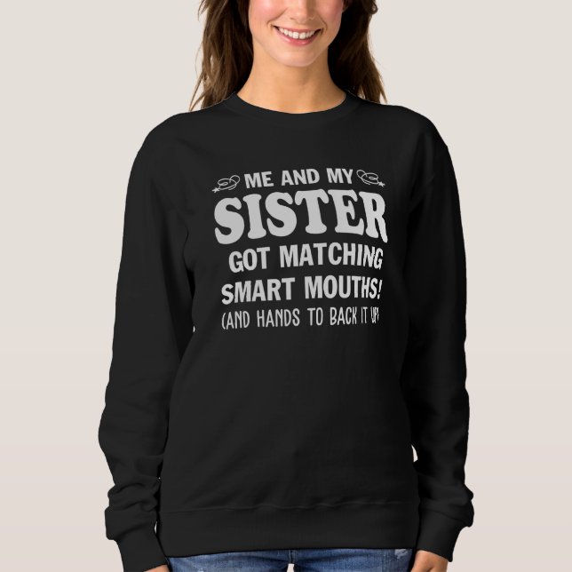 Camiseta Eu E A Minha Irmã Correspondemos À Irmã Das Bocas  (Frente)