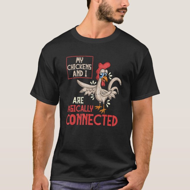 Camiseta Eu e as Minhas Galinhas Estamos Magicamente Conect (Frente)