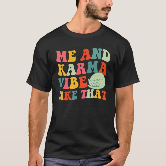 Camiseta Eu e o Karma Vibramos Assim  Gato Groovy (Frente)
