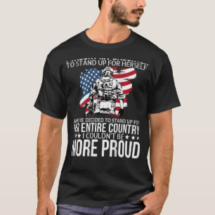 Camiseta Eu Ensinei Minha Filha A Ficar De Pé Para Ela.