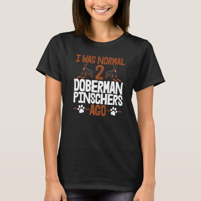 Camiseta Eu Era Normal 2 Doberman Pinschers Atrás Mulheres  (Frente)