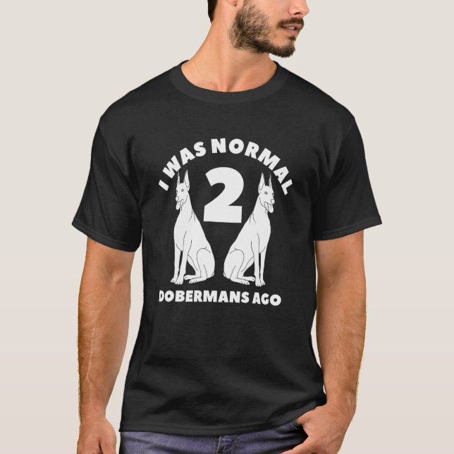 Camiseta Eu Era Normal 2 Dobermans Atrás Doberman (Frente)
