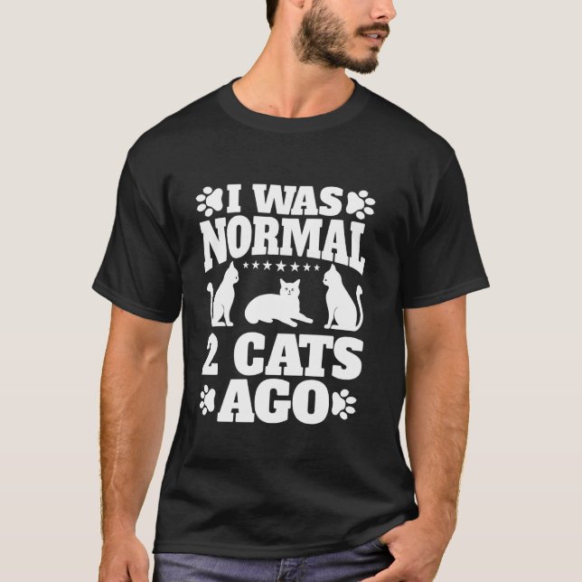 Camiseta Eu Era Normal 2 Gatos Atrás Mãe de Gato (Frente)