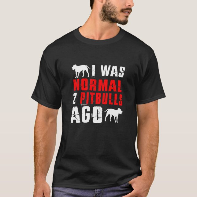 Camiseta Eu Era Normal 2 Pitbulls Atrás  Cachorro (Frente)