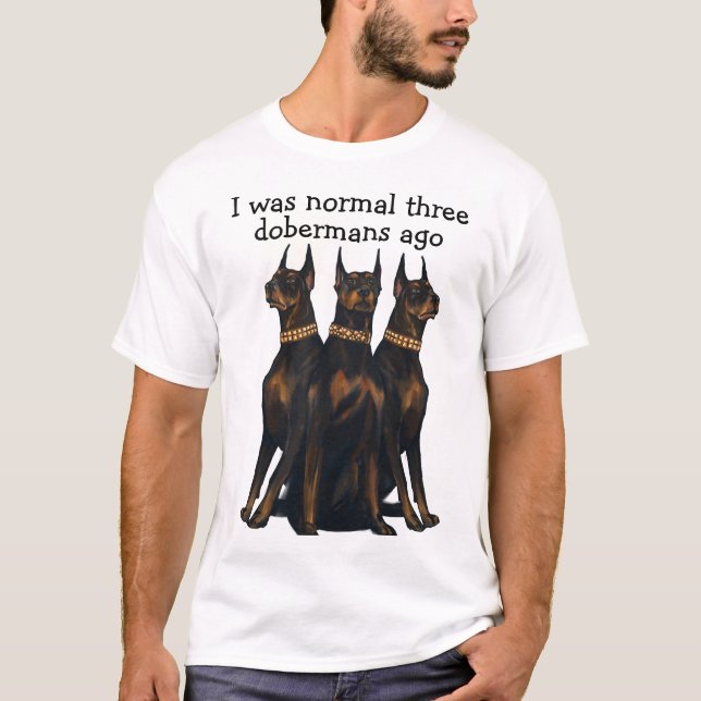 Camiseta  Eu era normal há três dobermanes (Frente)