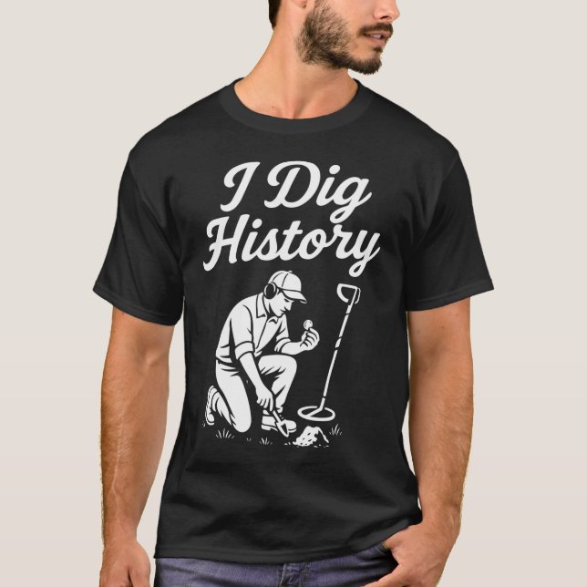 Camiseta Eu Escavo História Caça ao Tesouro com Detector de (Frente)