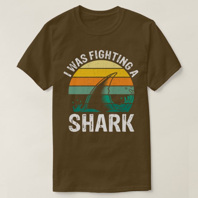 Camiseta Eu Estava Combatendo Uma Perna Quebrada De Tubarão (Frente do Design)