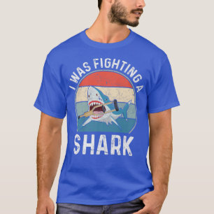 Camiseta Eu Estava Combatendo Uma Perna Quebrada De Tubarão