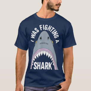 Camiseta Eu Estava Combatendo Uma Perna Quebrada De Tubarão