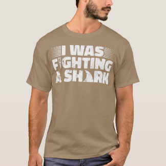 Camiseta Eu Estava Combatendo Uma Perna Quebrada De Tubarão