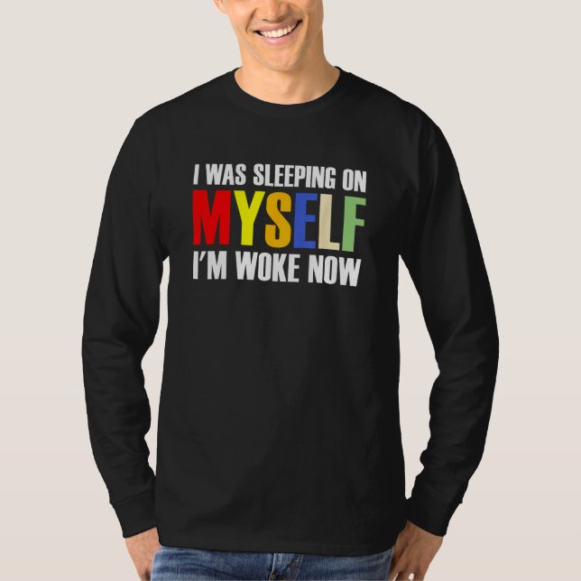 Camiseta Eu Estava Dormindo Sobre Mim Mesmo Agora Estou Aco (Frente)