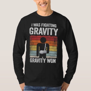 Camiseta Eu Estava Lutando Com Gravidade Ganhei Mão Quebrad