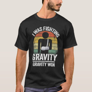 Camiseta Eu Estava Lutando Com Gravidade Ganhei Mão Quebrad