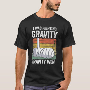 Camiseta Eu Estava Lutando Com Gravidade Ganhei Mão Quebrad
