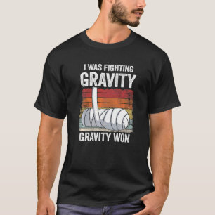 Camiseta Eu Estava Lutando Com Gravidade Ganhei Mão Quebrad