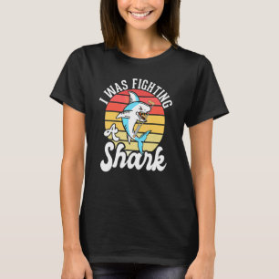Camiseta Eu Estava Lutando Contra Um Tubarão  Perna Quebrad
