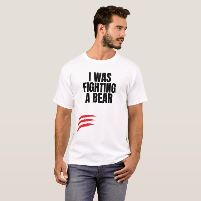 Camiseta Eu Estava Lutando Contra um Urso (Frente Completa)