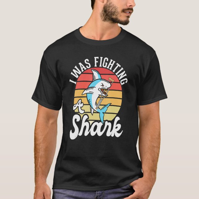 Camiseta Eu Estava Lutando Contra Uma Perna 1 Quebrada De T (Frente)