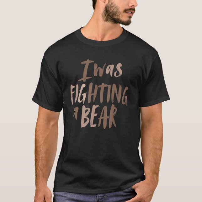 Camiseta Eu Estava Lutando Um Ombro De Urso Quebrado Cirurg (Frente)