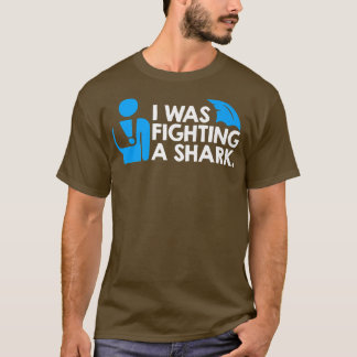 Camiseta Eu estava lutando um tubarão