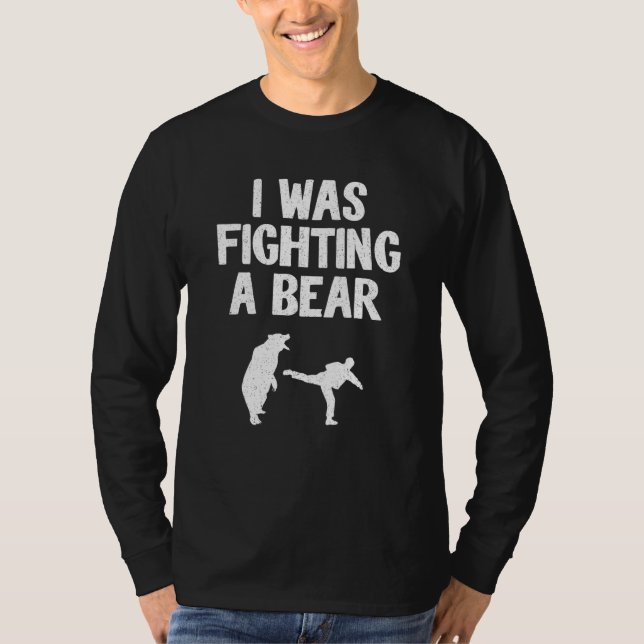 Camiseta Eu Estava Lutando Um Urso Após A Perna De Recupera (Frente)