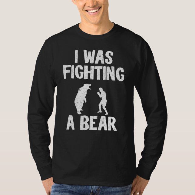 Camiseta Eu Estava Lutando Um Urso Após A Perna De Recupera (Frente)