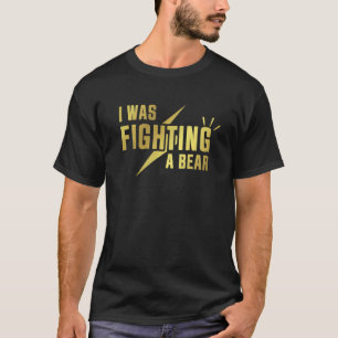 Camiseta Eu Estava Lutando Um Urso - Fácil Recuperação De L