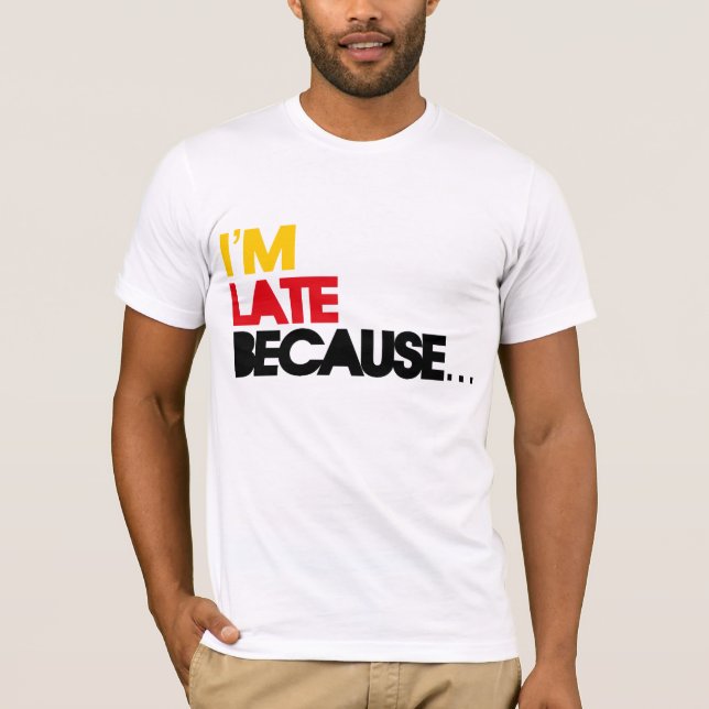 Camiseta Eu estou atrasado porque… (Frente)