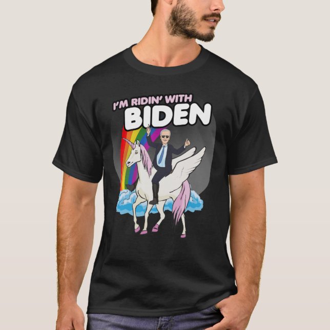 CAMISETA EU ESTOU COM O BIDEN E O SEU UNICORN (Frente)
