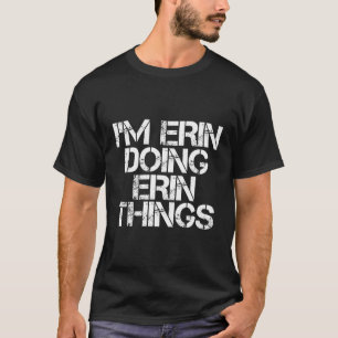 Camiseta Eu Estou Fazendo Erin Coisas Engraçadas Aniversári