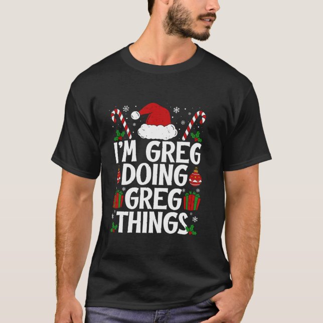 CAMISETA EU ESTOU GREG FAZENDO COISAS GREG ENGRAÇADAS ESTE  (Frente)