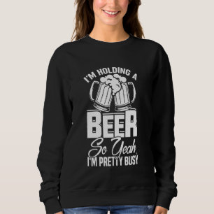 Camiseta Eu Estou Segurando Uma Cerveja, Então Sim, Estou B