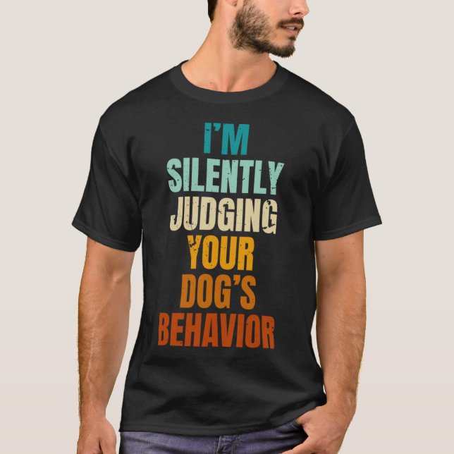 Camiseta Eu estou silenciosamente julgando o comportamento  (Frente)
