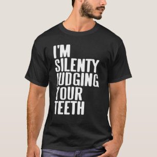 Camiseta Eu estou silenciosamente julgando seu dentista pre